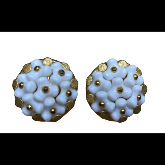 CROWN TRIFARI White Flower Cluster Gold Tone Clip Earrings Thermoset Lucite. - Picture 2 of 8